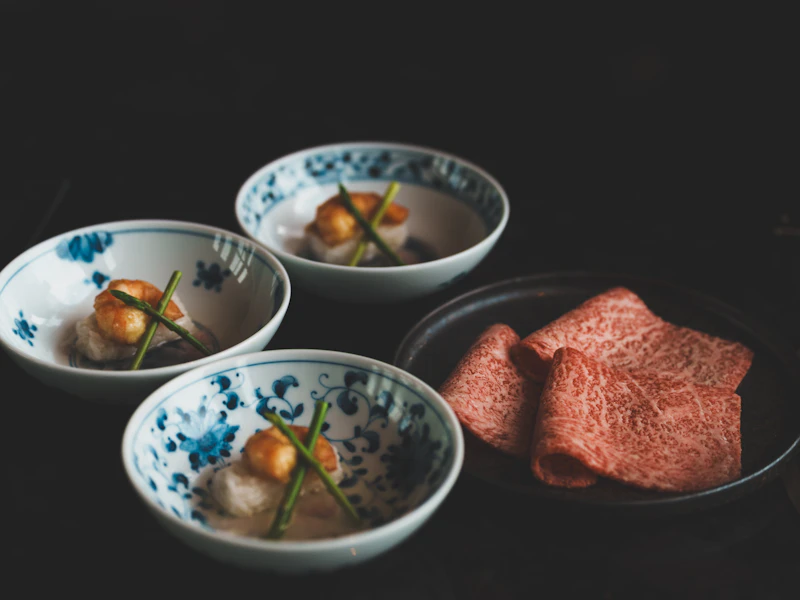 染付の小鉢と和牛